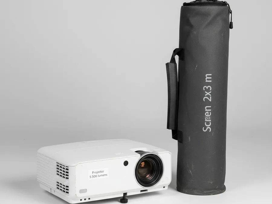 Projector 5.500 lumens + screen 2x3 m untuk kebutuhan acara