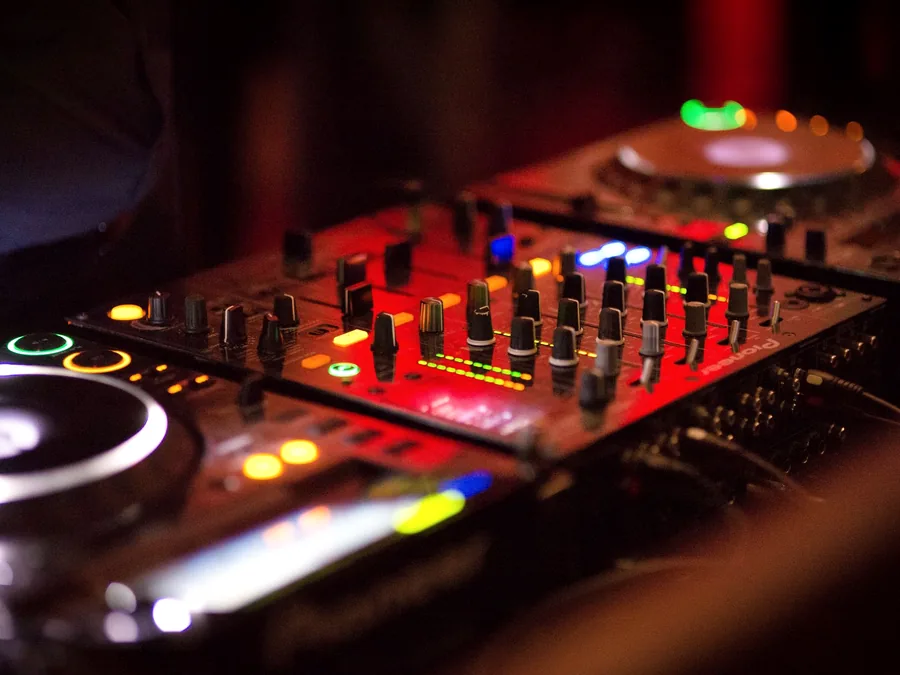 Set DJ CDJ dan mixer siap dipakai di booth
