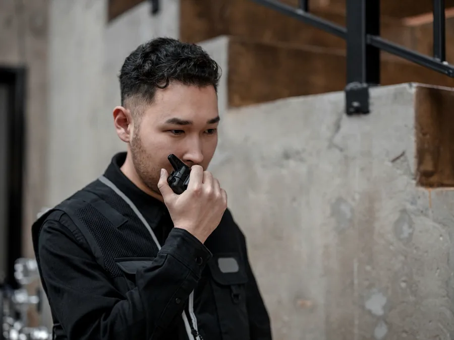 Kru memakai handy talky untuk koordinasi selama acara