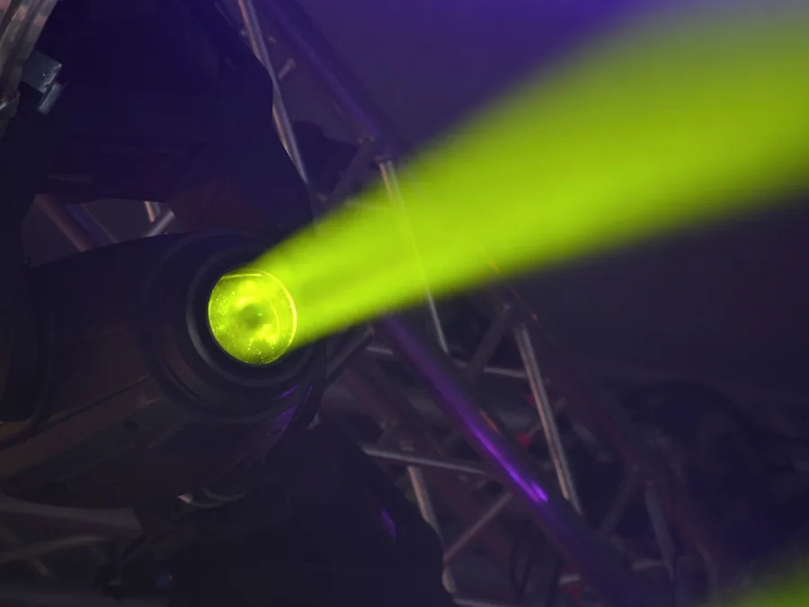 Moving beam 230W menembakkan sinar tajam ke udara