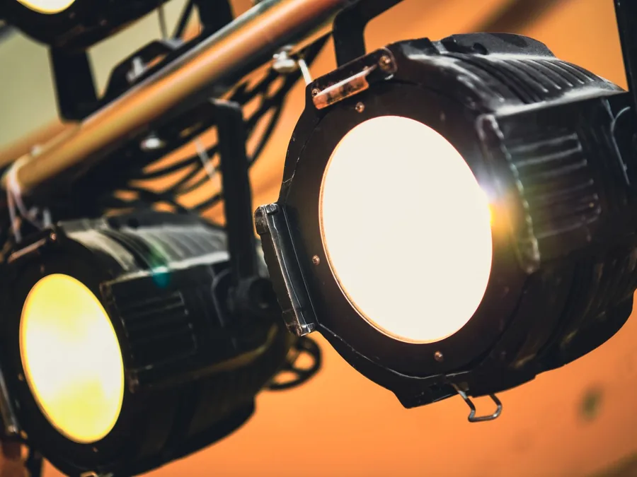 Lampu fresnel LED 100W dilihat dari jarak dekat