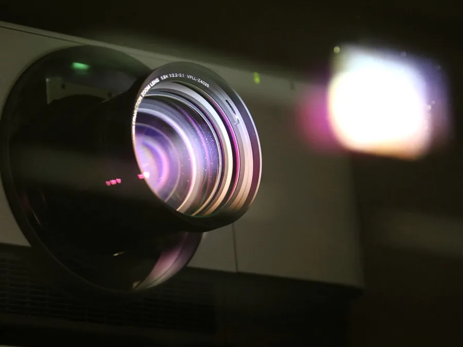 Projector 5.000 lumens menyorot ke layar presentasi