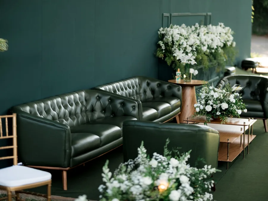 Sofa VIP di sudut lounge tamu undangan