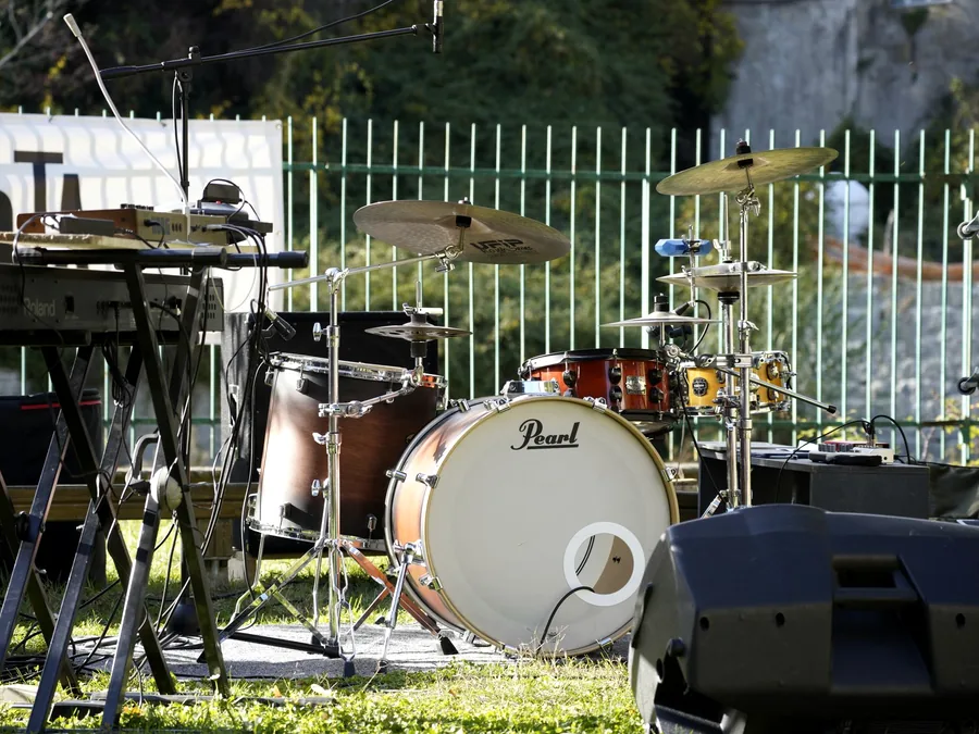 Perangkat sound dan alat musik tertata untuk acara 2.000 watt