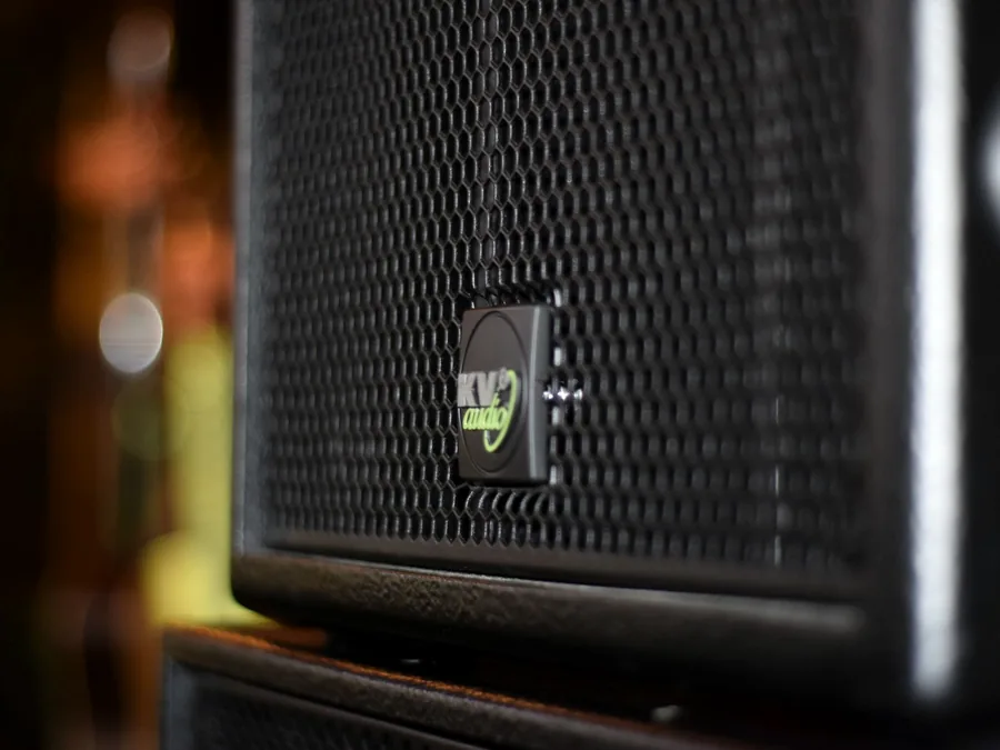 Portable speaker di atas stand untuk acara kecil