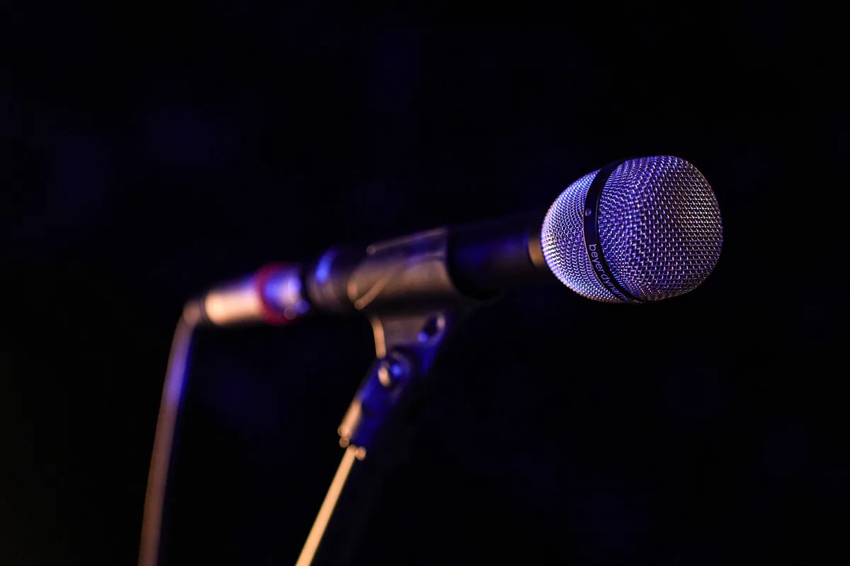 Mic profesional di atas stand di panggung, kategori sewa audio dasar