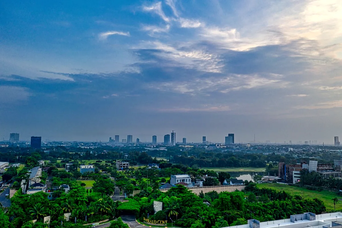 Panorama kota dengan banyak pepohonan hijau, area layanan Depok