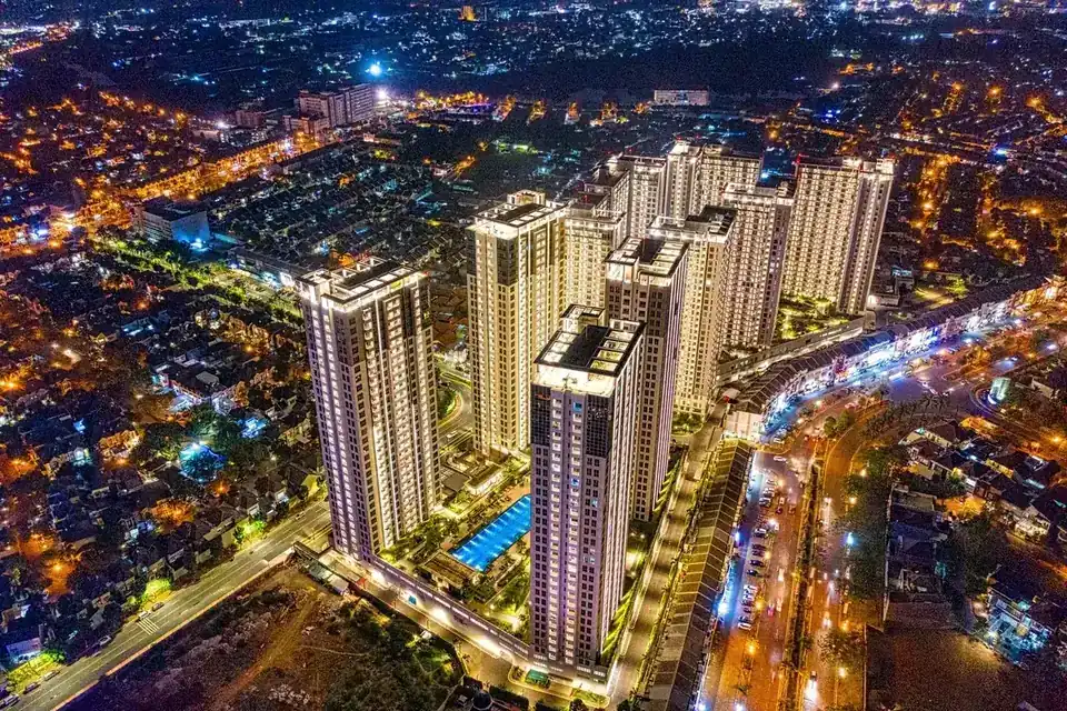 Kawasan apartemen dan jalan kota dari udara pada malam hari, area layanan Tangerang